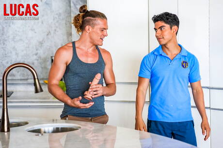 O husky americano Alfonso Osnaya e o italiano Kosta Viking fazendo sexo anal com punho na cozinha