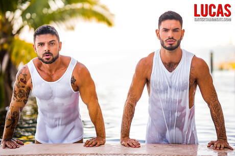 Der argentinische Gay-Bär Nico Zetta und der italienische Bulle Rudy Gram haben harten Analsex im Pool