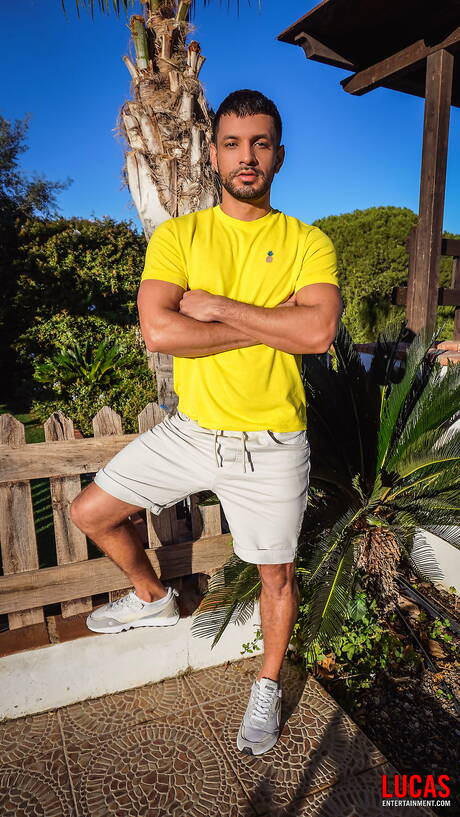 ラテン系のたくましいオスカー・イヴァンとイタリア人の筋肉質なルディ・グラムが屋外で愛し合う