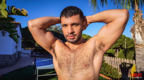 ラテン系のたくましいオスカー・イヴァンとイタリア人の筋肉質なルディ・グラムが屋外で愛し合う