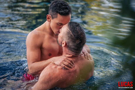 ラテン系の筋肉質なスティーブン・エンジェルとスウェーデンのスーパースタッドのトーマス・ブランドがプールでアナルセックスをする