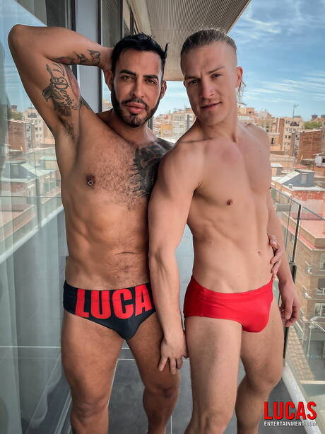 Der harte Italiener Kosta Viking und der kräftige Venezolaner Viktor Rom ficken nach dem Blowjob draußen