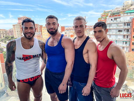 Der muskulöse Lateinamerikaner Bastian Karim und der russische Bulle Nik Fros ficken nach dem Blowjob im Freien