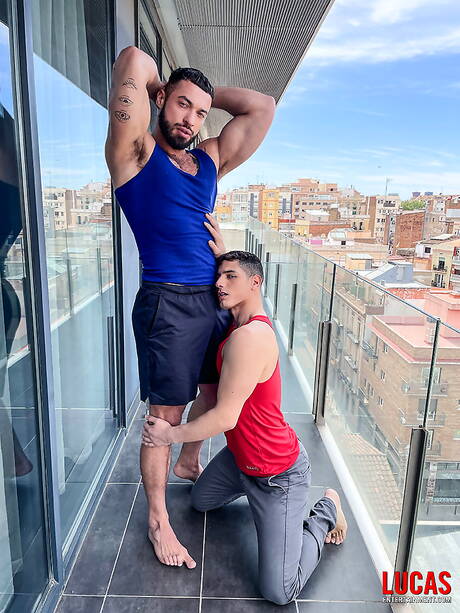 Der muskulöse Lateinamerikaner Bastian Karim und der russische Bulle Nik Fros ficken nach dem Blowjob im Freien