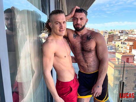 Der italienische harte Kerl Kosta Viking und der russische Bulle Nik Fros ficken, nachdem sie draußen Schwänze gelutscht haben