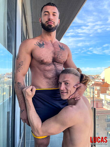 Der italienische harte Kerl Kosta Viking und der russische Bulle Nik Fros ficken, nachdem sie draußen Schwänze gelutscht haben