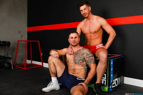 美國色情明星健美運動員布萊恩·奧康納和肌肉發達的喬丹·斯塔爾進行了一場精彩的肛交