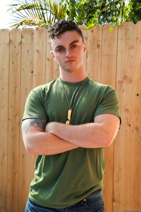 ホットなアメリカ人の男、筋肉質のJCハントと若い男の子のロバート・ローは屋外でお互いを愛しています