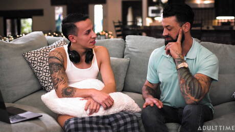 Amerikaanse beer Alpha Wolfe en gespierde Puerto Ricaanse Des Irez zijn dol op elkaar