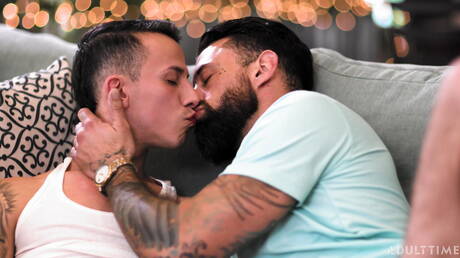 Amerikaanse beer Alpha Wolfe en gespierde Puerto Ricaanse Des Irez zijn dol op elkaar