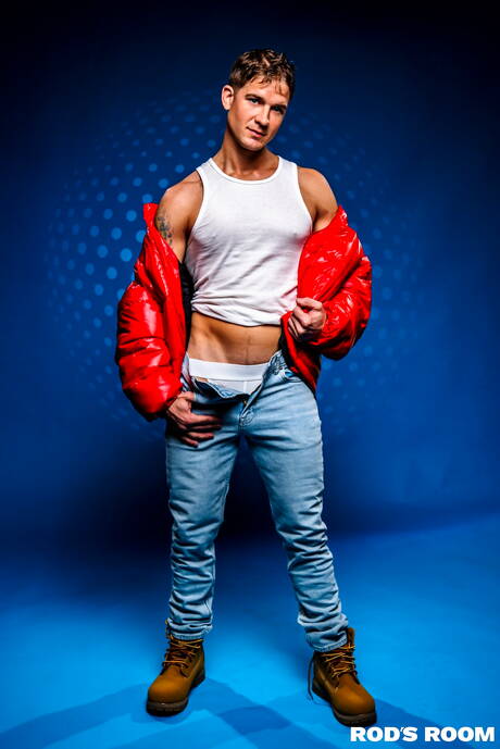 Gorący amerykańscy faceci, dobrze zbudowani Brandon Anderson i ogier Ty Santana pozują nago i pokazują ciasne tyłki na zewnątrz