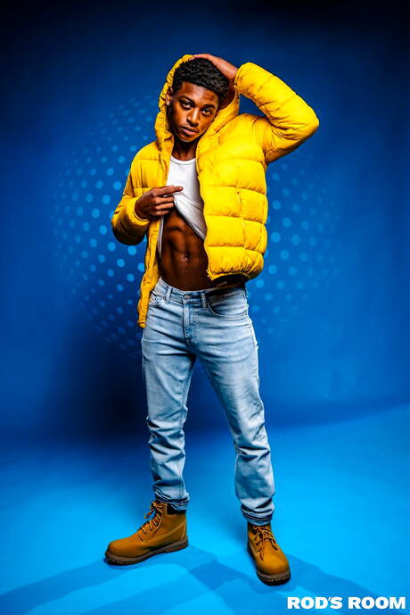 Gorący amerykańscy faceci, dobrze zbudowani Brandon Anderson i ogier Ty Santana pozują nago i pokazują ciasne tyłki na zewnątrz