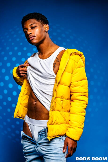 Gorący amerykańscy faceci, dobrze zbudowani Brandon Anderson i ogier Ty Santana pozują nago i pokazują ciasne tyłki na zewnątrz