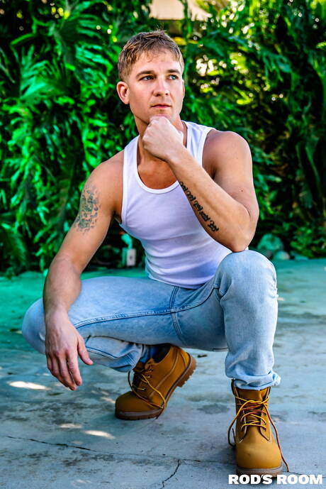 Gorący amerykańscy faceci, dobrze zbudowani Brandon Anderson i ogier Ty Santana pozują nago i pokazują ciasne tyłki na zewnątrz