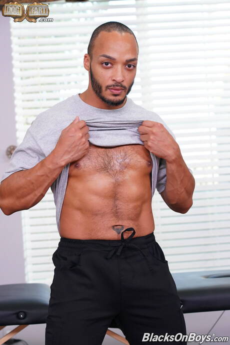 トレント・キング、ディロン・ディアス、ドリュー・ディクソンの淫らな仲間たちが、異人種間の3Pアナルファックで熱いセックスをする