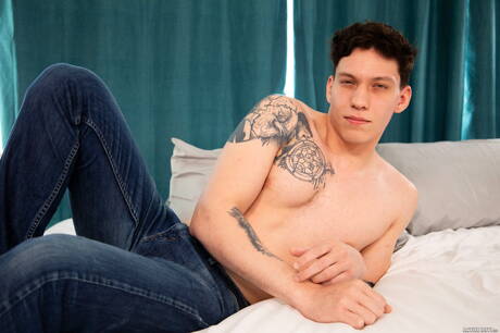 アメリカのハスキーボーイ、カイラー・ドレイクとスタッドのブロック・レイノルズが良いセックスをしている