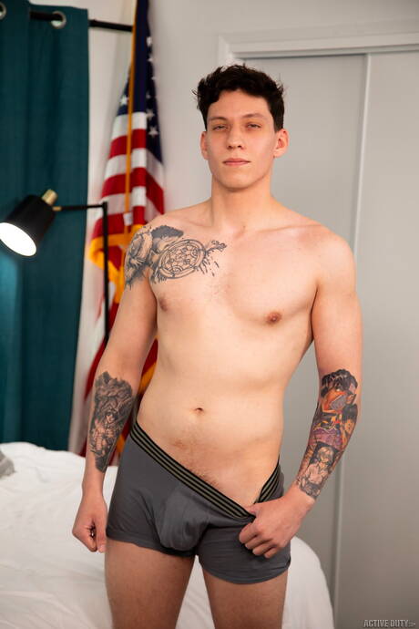 アメリカのハスキーボーイ、カイラー・ドレイクとスタッドのブロック・レイノルズが良いセックスをしている