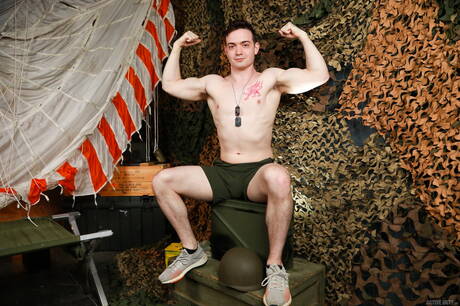 Amerykański silny byk Jeremiah Cruze i husky Damien King ruchają się po ssaniu kutasa