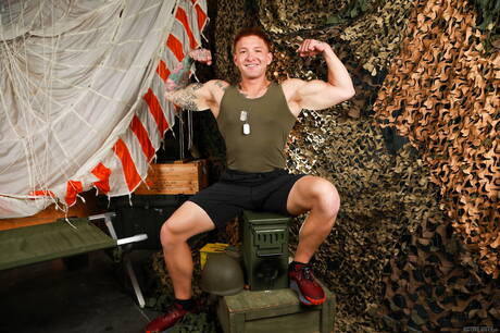 Amerykański silny byk Jeremiah Cruze i husky Damien King ruchają się po ssaniu kutasa