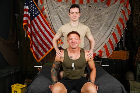 Amerykański silny byk Jeremiah Cruze i husky Damien King ruchają się po ssaniu kutasa