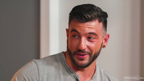 O gostoso americano Trevor Harris e o bonitão Ian Holms transando depois de chupar um pau