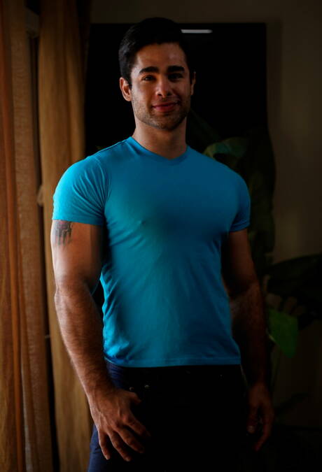 Le beau latino Lucas Leon et le beau américain Dante Colle baisent le cul après avoir sucé une bite