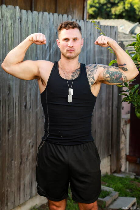 美國肌肉男布萊恩·奧康納和卡姆·斯蒂爾在戶外口交後做愛