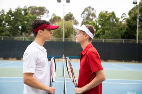 Amerikaanse hete twink Trevor Harris en Latijns-Amerikaanse hunk Cameron Neuton in hete anale seks in de buitenlucht