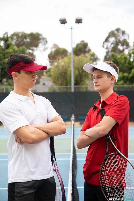 Amerikaanse hete twink Trevor Harris en Latijns-Amerikaanse hunk Cameron Neuton in hete anale seks in de buitenlucht