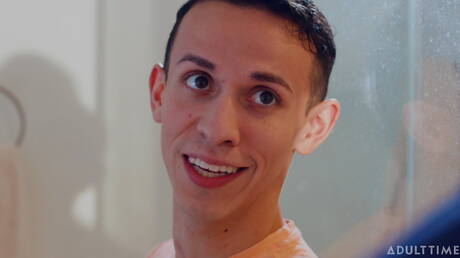 Amerykański muskularny Lucca Mazzi i latynoski siłacz Des Irez ruchają się w dupę po ssaniu w łazience