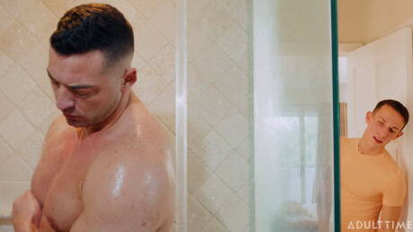 Il muscoloso americano Lucca Mazzi e il forzuto latino Des Irez si scopano il culo dopo aver succhiato qualcosa in bagno