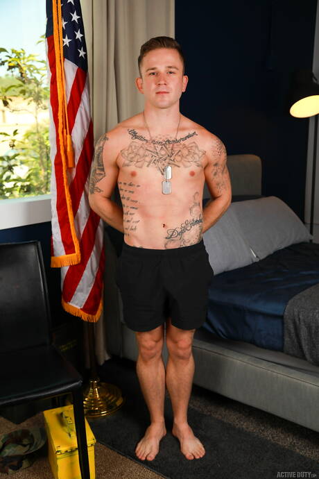 たくましい男グイドとたくましいアンドリュー・デルタが熱い同性愛行為を繰り広げる