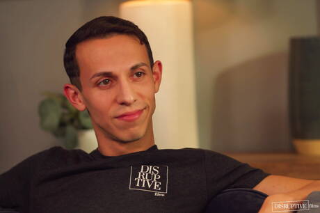 Le musclé américain Scott Finn et le costaud latino Des Irez se sucent et se baisent mutuellement