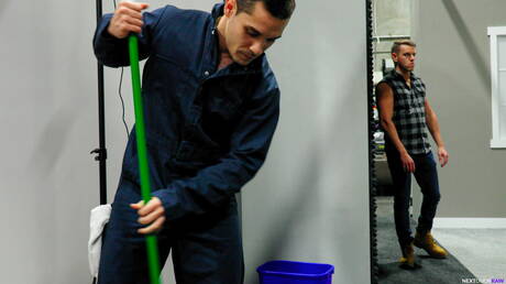 Caras americanos gostosos e fortes, Shane Cook e Andrew Miller, lontra, em sexo anal quente ao ar livre