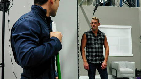 Caras americanos gostosos e fortes, Shane Cook e Andrew Miller, lontra, em sexo anal quente ao ar livre