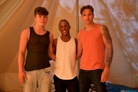 Les sexy Jayden Marcos, Drake Von et Liam Cyber ont un trio interracial torride en extérieur