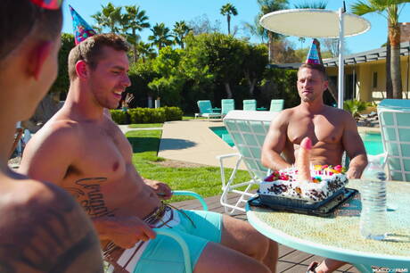 Die sportlichen Typen Roman Todd, Carter Woods und Des Irez feiern eine Geburtstagsparty im Garten und ficken dann im Doggystyle