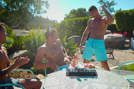 Die sportlichen Typen Roman Todd, Carter Woods und Des Irez feiern eine Geburtstagsparty im Garten und ficken dann im Doggystyle