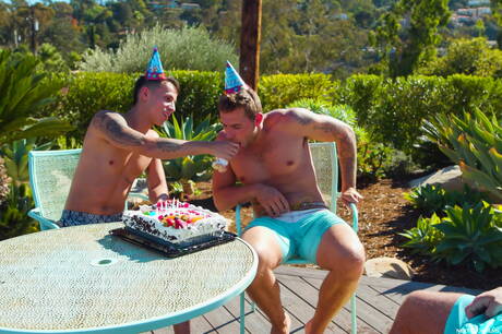 Die sportlichen Typen Roman Todd, Carter Woods und Des Irez feiern eine Geburtstagsparty im Garten und ficken dann im Doggystyle