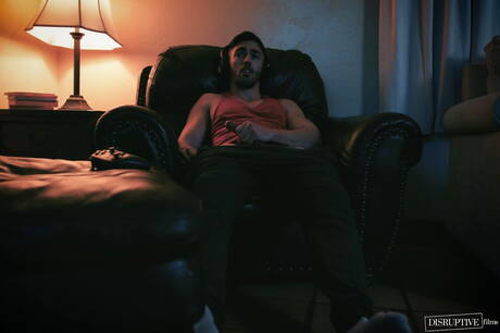 素敵なアメリカ人の仲間のハスキーな男ニコ・クーパとよくできたリース・ライドアウトは、屋外でフェラチオした後に尻をファックする