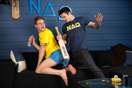 Heiße amerikanische Jungs, der junge Jayden Marcos und der starke Mann Jonathan Tylor in heißer homosexueller Action