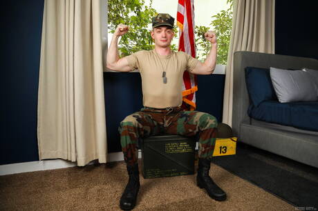 American tough guy Brandon Evans and beefcake Damien King drilling an ass