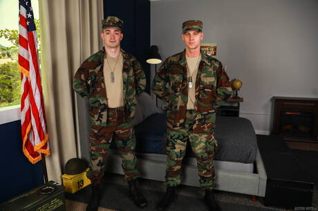 American tough guy Brandon Evans and beefcake Damien King drilling an ass