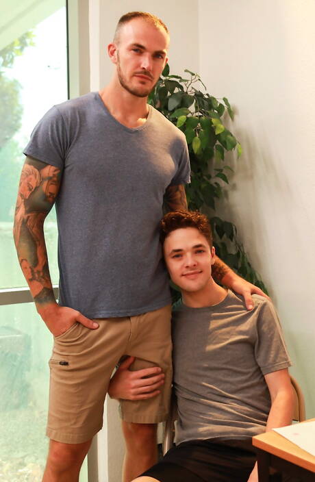 美國帥哥 Christian Wilde 和年輕小夥 Troye Dean 在廚房裡激情啪啪