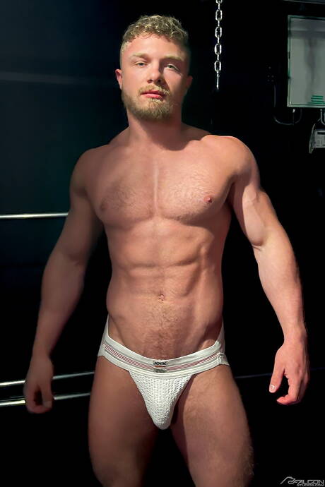 Harvey Bridgestone und der schwarze Hengst Jordan Jameson beim harten Analsex im Freien