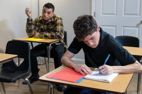 2人のアメリカ人の男、ハンサムな男アモーネ・ベインと美しい少年アンディ・アドラーがチンコをしゃぶった後にアナルファック