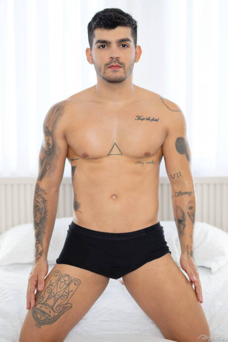 Knappe kerel Yuri Oberon en knappe kerel Vitor Alves in hete homoseksuele actie