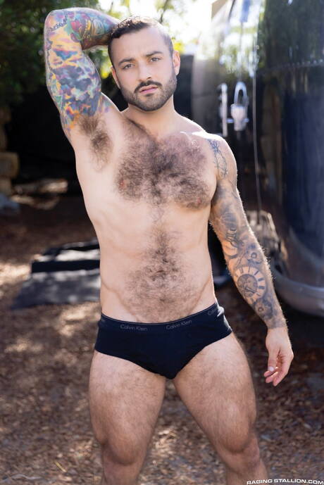 Raging Stallion: American pornstars muscular Tryp Bates and hairy bear Drew Valentino have anal sex outside