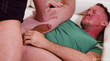 アメリカ人スターのイケメンJJナイトとスーパースタッドのピアース・パリスが熱い同性愛シーンに出演
