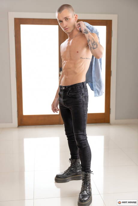 Gorące Amerykanki, krzepki facet Ty Santana i młody chłopak Theo Brady w gorącym międzyrasowym seksie analnym